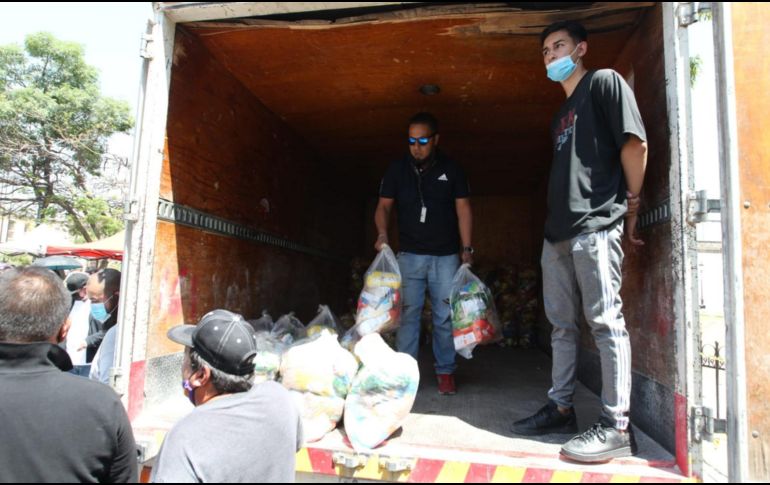 Locatarios del Mercado San Juan de Dios recibieron una despensa. EL INFORMADOR / A. Camacho