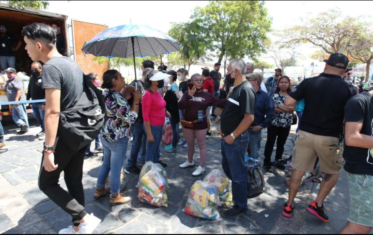 Locatarios del Mercado San Juan de Dios recibieron una despensa. EL INFORMADOR / A. Camacho