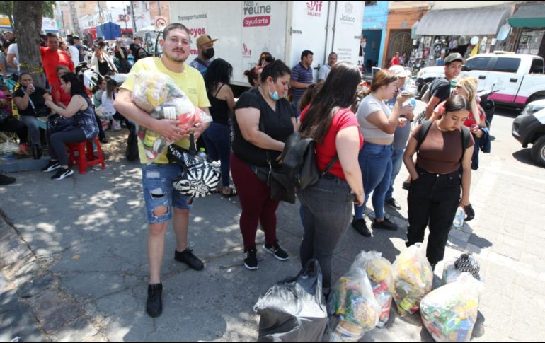 Locatarios del Mercado San Juan de Dios recibieron una despensa. EL INFORMADOR / A. Camacho