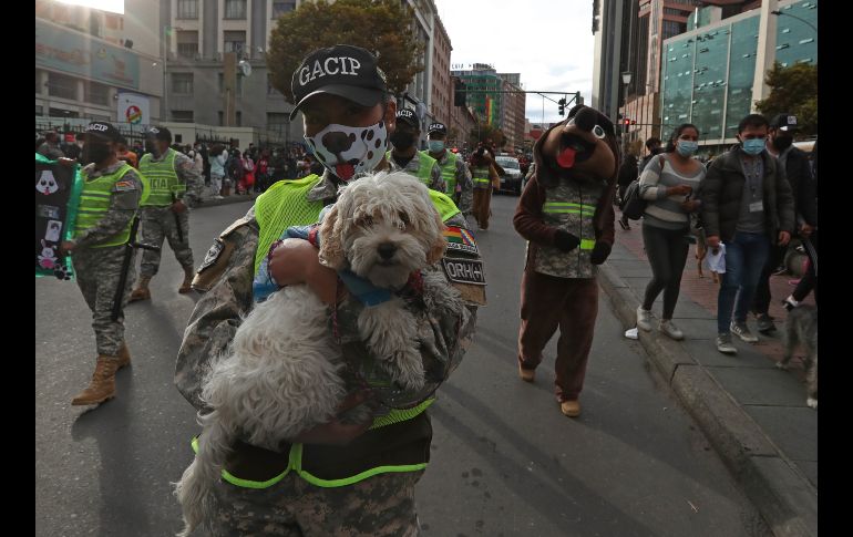 Los participantes marcharon en medio de consignas, música y ladridos. EFE/M. Alipaz