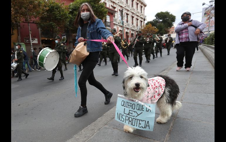 Los participantes marcharon en medio de consignas, música y ladridos. EFE/M. Alipaz