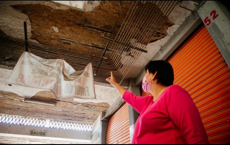Patricia, quien vende en el Mercado Dionisio Rodríguez desde hace 40 años, señaló que ve riesgo de colapso en el inmueble. EL INFORMADOR / G. GALLO