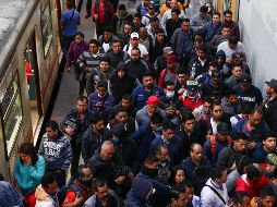 El Metro informó que no se registran lesionados de gravedad por la caída de ocho personas. SUN/ARCHIVO