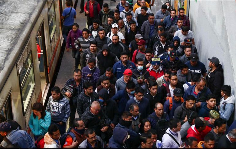 El Metro informó que no se registran lesionados de gravedad por la caída de ocho personas. SUN/ARCHIVO