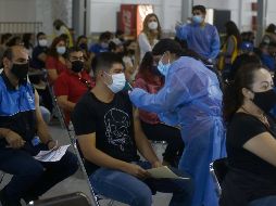 El secretario de Salud de Jalisco informó que en los centros de salud de los 125 municipios del Estado se estará aplicando el biológico a mayores de edad sin cita y sólo presentando los mismos documentos. EL INFORMADOR / ARCHIVO