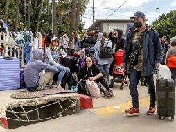 Migrantes ucranianos esperan en un campamento de refugiados instalado cerca de la garita de San Ysidro. EFE/J. Terríquez
