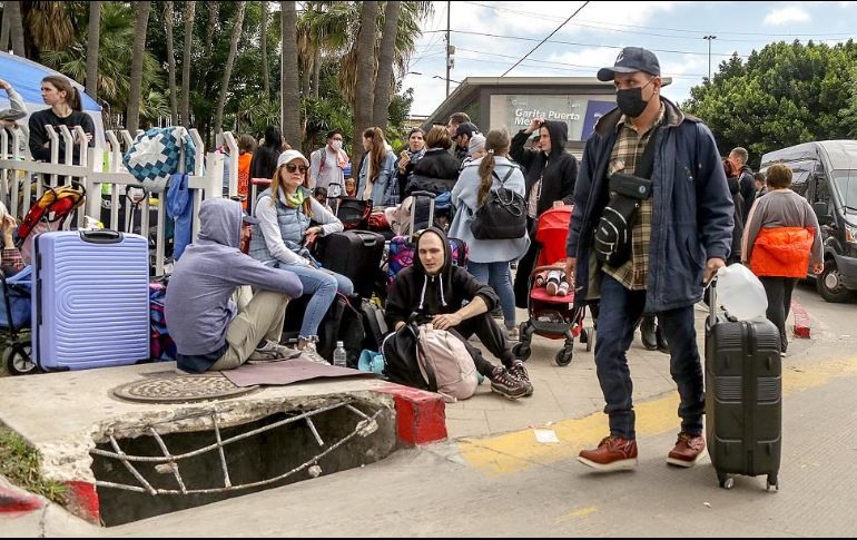Migrantes ucranianos esperan en un campamento de refugiados instalado cerca de la garita de San Ysidro. EFE/J. Terríquez