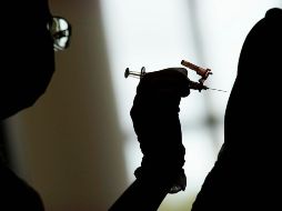 El hombre es investigado tras dar información médica falsa para aplicarse la vacuna anticovid. AP/ARCHIVO