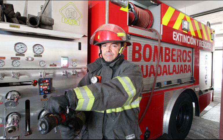 Gabriel Moreno, apasionado bombero tapatío, luchó durante los últimos 15 días, contra las llamas que afectaron al bosque de La Primavera, a una refaccionaria en González Gallo y al mercado de San Juan de Dios. EL INFORMADOR/A. Camacho