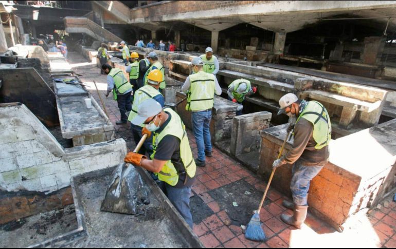 La limpieza y saneamiento en el mercado continúa por parte de 121 servidores públicos. ESPECIAL