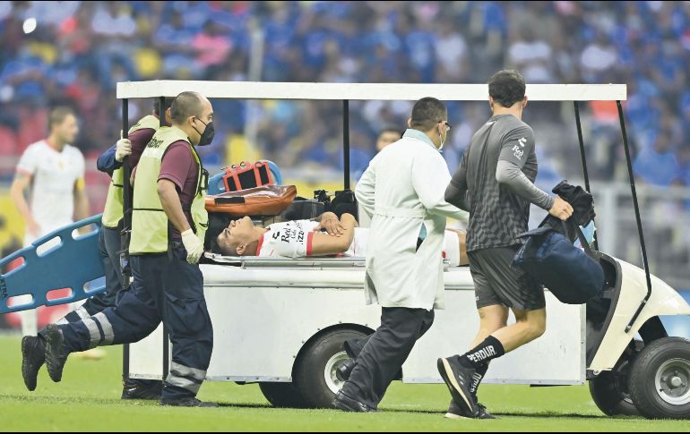 Uno más. El defensa peruano Anderson Santamaría fue el último de los atlistas en retirarse de un juego por afectaciones físicas. Imago7