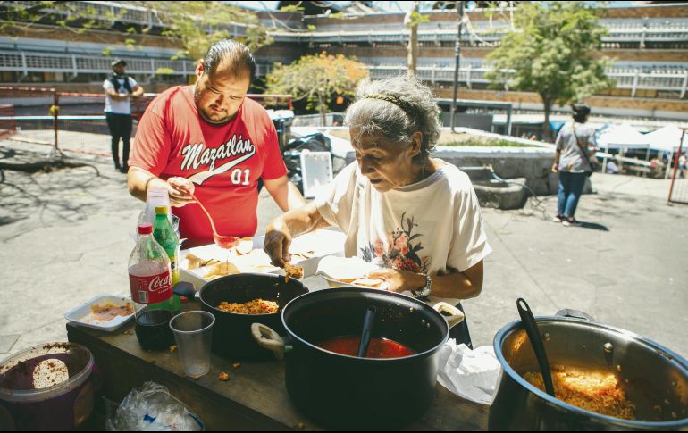 Gran corazón. Esther ha invertido 10 mil pesos en estos alimentos que ofrece a quien lo perdió todo y también a los voluntarios y funcionarios que apoyan en el saneamiento. El Informador/ G. Gallo