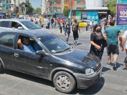 SIN LEY. Hay cruceros y zonas conflictivas que representan un riesgo para los peatones y no hay agentes de Vialidad que agilicen la circulación; es el caso de la avenida Javier Mina y la Calzada Independencia. El Informador/ A. Camacho