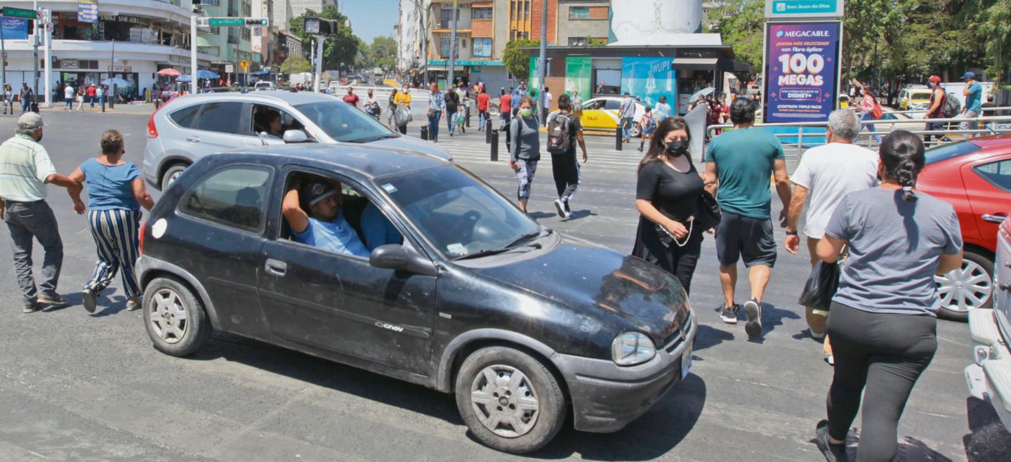 SIN LEY. Hay cruceros y zonas conflictivas que representan un riesgo para los peatones y no hay agentes de Vialidad que agilicen la circulación; es el caso de la avenida Javier Mina y la Calzada Independencia. El Informador/ A. Camacho