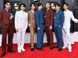 La agrupación coreana BTS se presenta en los Grammy 2022. AFP / A. Weiss