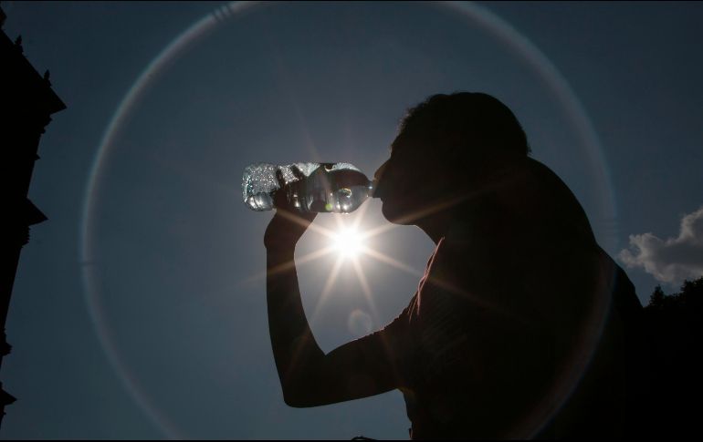 Autoridades de salud siempre recomiendan a las personas mantenerse siempre hidratados, de preferencia con agua natural, y evitar los lugares concurridos donde se concentre el calor. EFE / ARCHIVO