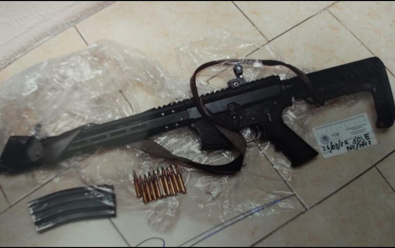 Autoridades aseguraron a los detenidos armas de fuego, cargadores y cartuchos. ESPECIAL /