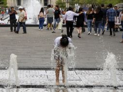 Expertos recomiendan a la población usar bloqueador, hidratarse y evitar realizar actividades al aire libre durante las horas de mayor irradiación del sol. EL INFORMADOR / ARCHIVO