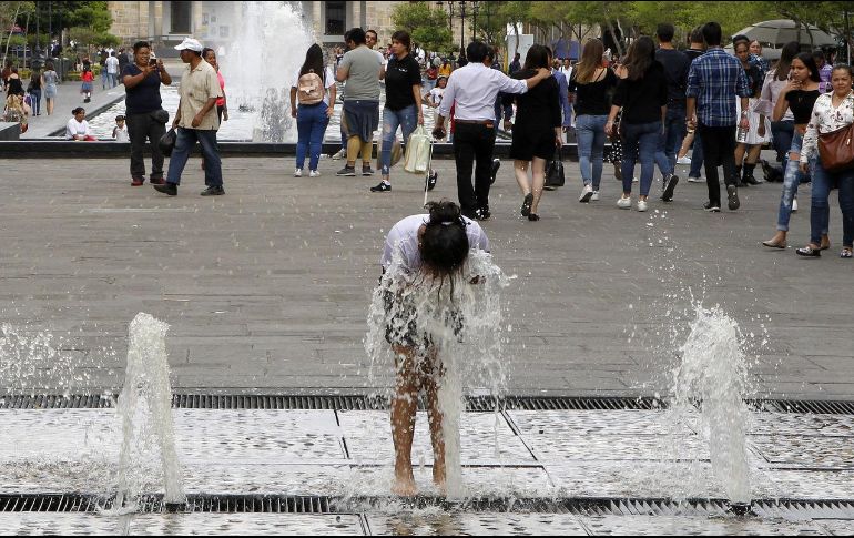 Expertos recomiendan a la población usar bloqueador, hidratarse y evitar realizar actividades al aire libre durante las horas de mayor irradiación del sol. EL INFORMADOR / ARCHIVO