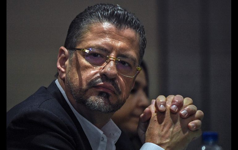 Rodrigo Chaves en una conferencia de prensa un día después de haber sido electo a la presidencia de Costa Rica. AFP/ L. Acosta