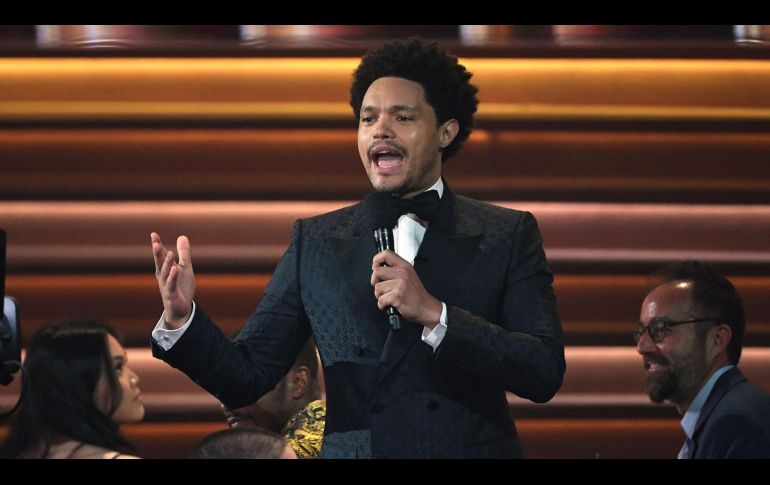 El presentador de televisión Trevor Noah fue host de los Grammy 2022, y no dejó pasar la oportunidad de mencionar -sutilmente- el incidente de Will Smith. AFP/ Valerie Macon