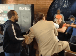 Los ánimos se caldean y Adame se enfrenta al abogado de su rival, Carlos Trejo, y en su tropelía cae y el hombre le propina unos cuantos golpes. YOUTUBE / Tequila Doble