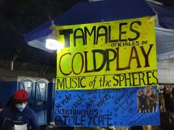 La cartulina que ofrecía los alimentos además incluía una foto de la banda. ESPECIAL