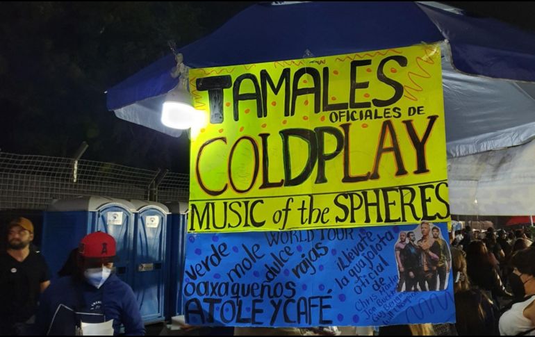 La cartulina que ofrecía los alimentos además incluía una foto de la banda. ESPECIAL