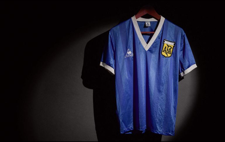 Azul y con el número 10 estampado, la camiseta ha tenido un único dueño en estos 35 años: el mediocampista inglés Steve Hodge, que cambió la suya con Maradona tras el final del partido. AFP / ESPECIAL