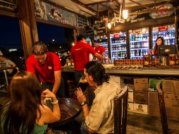 Un joven fue el único que se detuvo a atender el pedido de ayuda de una joven en estado inconveniente. EL INFORMADOR/ARCHIVO