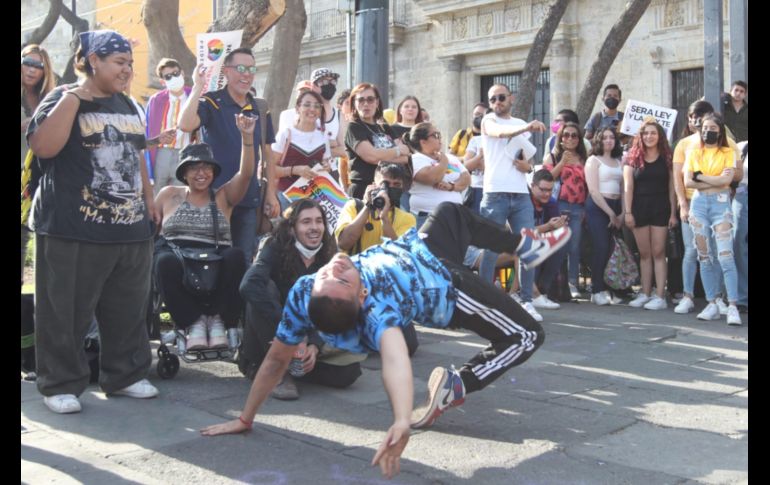 Manifestantes remarcan la importancia de visibilizar la necesidad de aprobar la iniciativa que busca prohibir las terapias de conversión. EL INFORMADOR/A. Camacho