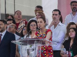 Ante miles de personas, Sheinbaum puso a consulta a mano alzada si estaban en favor de que la elección de los consejeros del INE sea por voto popular, tal como lo propuso López Obrador. EFE / I. Esquivel