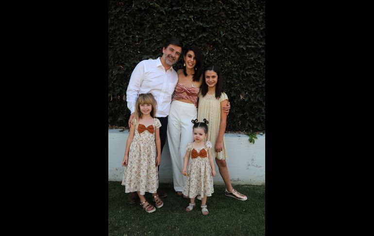 Ricardo Urroz, Isabel Campos, Regina Urroz, Romina y Olivia Urroz Campos. GENTE BIEN JALISCO/Claudio Jimeno