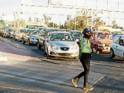 El alcalde de Zapopan, Juan José Frangie, dijo que se necesitan más agentes viales que den el paso. “Dicen que el promedio de velocidad es de 29 kilómetros por hora, pero la gente está muy incómoda por el caos”, comentó. EL INFORMADOR/G. Gallo