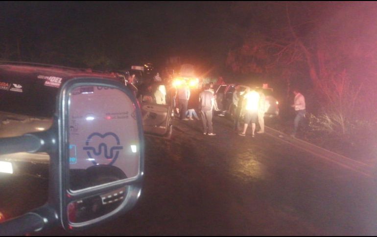 Del total de lesionados, seis viajaban en la RAV4 y dos en la Suburban; todos fueron trasladados a un hospital para recibir atención médica. ESPECIAL /