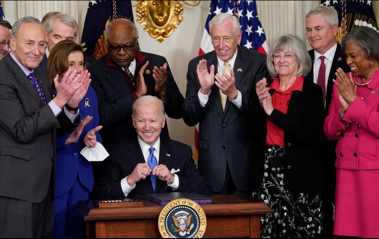Nancy Pelosi dio positivo en una prueba de COVID-19 un día después de participar sin cubrebocas en un acto en la Casa Blanca con el presidente Joe Biden. AP / S. Walsh