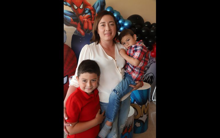 Javier, Santiago Rivera y Monse Lomelí. GENTE BIEN JALISCO/Claudio Jimeno