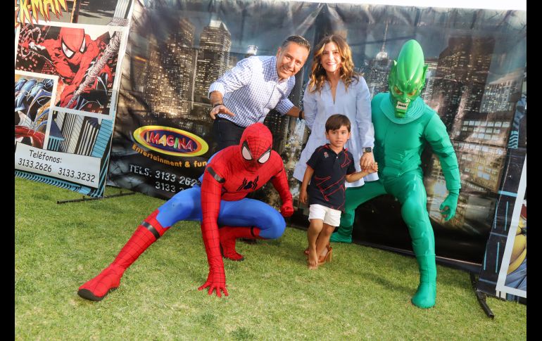 Personajes de Spiderman y el Duende Verde con Luis Fernando Amador Monroy, Vanessa Segovia Román y Luis Fernando Amador Segovia . GENTE BIEN JALISCO/Claudio Jimeno