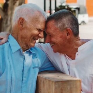 Viral: Pareja de abuelos gay enternece las redes con sesión fotográfica