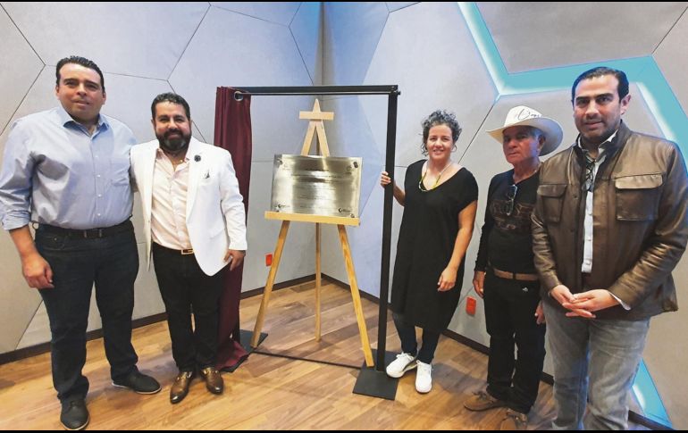 Jaime Velasco López. presidente municipal de Acatlán de Juárez; Gamaliel Contreras Huerta, presidente y fundador de Punto CHG; Lourdes González, Secretaria de Cultura Jalisco; Alfonso Contreras, padre de Gamaliel Contreras, y Esteban Estrada, director de la Agencia Estatal de Entretenimiento de Jalisco. ESPECIAL