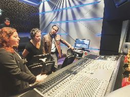 Carolina Antón. de 3BH, explica a Lourdes González, Secretaria de Cultura Jalisco, y Esteban Estrada, director de la Agencia Estatal de Entretenimiento de Jalisco, el funcionamiento de la tecnología de CHG Recording Studio. ESPECIAL