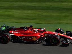 En el primer día sobre el asfalto de Australia, el mejor tiempo fue para Charles Leclerc, que superó por 245 milésimas a su principal rival a lo largo de la temporada, el neerlandés Max Verstappen. EFE / J. Ross