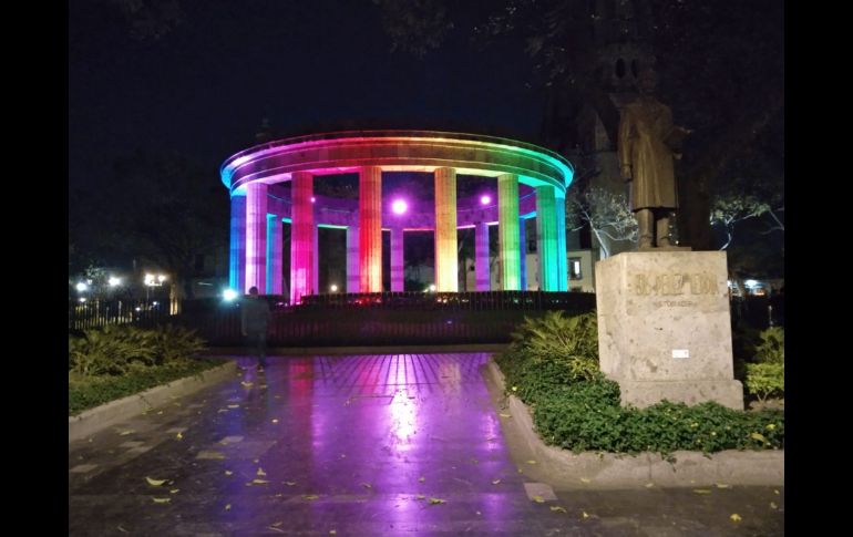 La Rotonda de los Jaliscienses ilustres también fue iluminada con el rojo, naranja, verde, amarillo, azul y violeta. EL INFORMADOR / E. Olvera