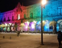 El Palacio municipal fue alumbrado por los colores de la bandera gay luego de aprobarse el matrimonio igualitario.  EL INFORMADOR / E. Olvera