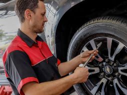 Revisa la presión de inflado y nivel de desgaste de los neumáticos para tener un viaje más seguro. ESPECIAL