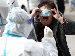 El COVID-19 no se va a ir, continuará circulando y es probable que a partir del año que entra se una a la influenza y a los otros virus de invierno, dice el médico Alejandro Macías. AFP / ARCHIVO