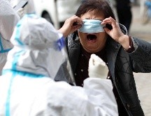 El COVID-19 no se va a ir, continuará circulando y es probable que a partir del año que entra se una a la influenza y a los otros virus de invierno, dice el médico Alejandro Macías. AFP / ARCHIVO