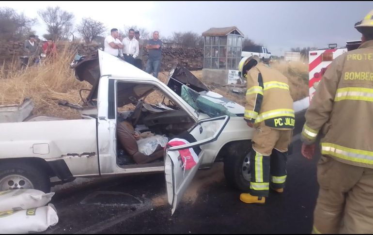 Acudió un agente del Ministerio Público y peritos del Instituto Jalisciense de Ciencias Forenses quienes recabaron indicios para determinar la cinemática del accidente. CORTESÍA/UEPCBJ