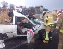 Acudió un agente del Ministerio Público y peritos del Instituto Jalisciense de Ciencias Forenses quienes recabaron indicios para determinar la cinemática del accidente. CORTESÍA/UEPCBJ