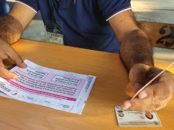 Otros ciudadanos acudieron a la casilla y por no encontrarla abierta desistieron de emitir su voto y se retiraron para irse a trabajar. EL INFORMADOR / G. Gallo